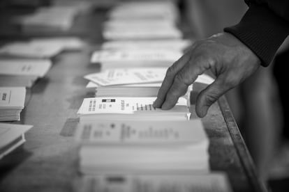 Papeletas en un colegio electoral del barrio de Santa Eugenia de Girona, en 2019.