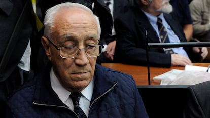O ex-capitão Jorge Eduardo Acosta, conhecido como Tigre, na leitura de uma sentença por crimes de lesa-humanidade cometidos durante a ditadura argentina, em 2017.
