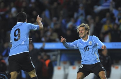 Luis Suarez y Forlán celebran uno de los tantos del primero.