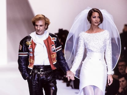 Claude Montana junto a Christy Turlington, la novia de su desfile primavera-verano 1992.