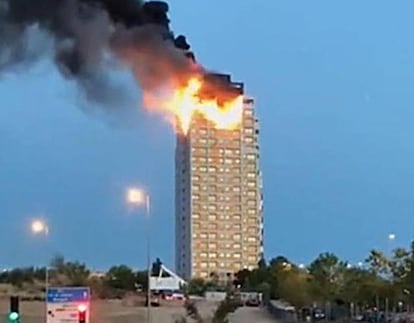 Captura de vídeo que muestra un gran incendio declarado esta madrugada en un edificio del madrileño barrio de Hortaleza.