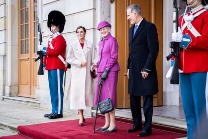 La reina de Dinamarca, Margarita II, recibe al rey Felipe VI y a la reina Letizia en el Palacio de Amalienborg en Copenhague, este lunes 6 de noviembre. 
