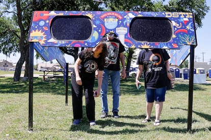 Unos enormes lentes para observar el eclipse instalados en un parque de Dripping Springs, cerca de Austin.