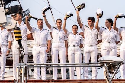 La princesa Leonor de Borbón (en el centro) saluda junto a sus compañeros durante la escala del Buque-Escuela de la Armada 'Juan Sebastián de Elcano' en Nueva York, este miércoles.