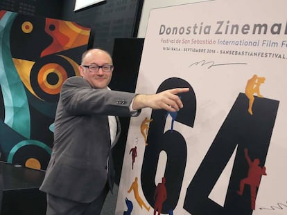 José Luis Rebordinos posa este jueves con el cartel de la Sección Oficial del Zinemaldia 2016.