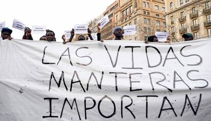 Marcha en Barcelona el 16 de marzo de 2018 por la muerte del vendedor ambulante Mame Mbaye el día anterior en Madrid.