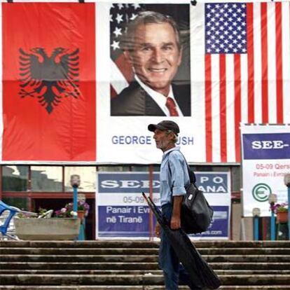 Un hombre camina ante una pancarta de bienvenida en Tirana, Albania. El país balcánico recibe por primera vez la visita de un presidente de EE UU.