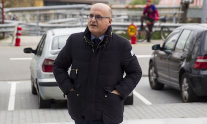 El presidente de la Diputación de Ourense entra en los juzgados para declarar.