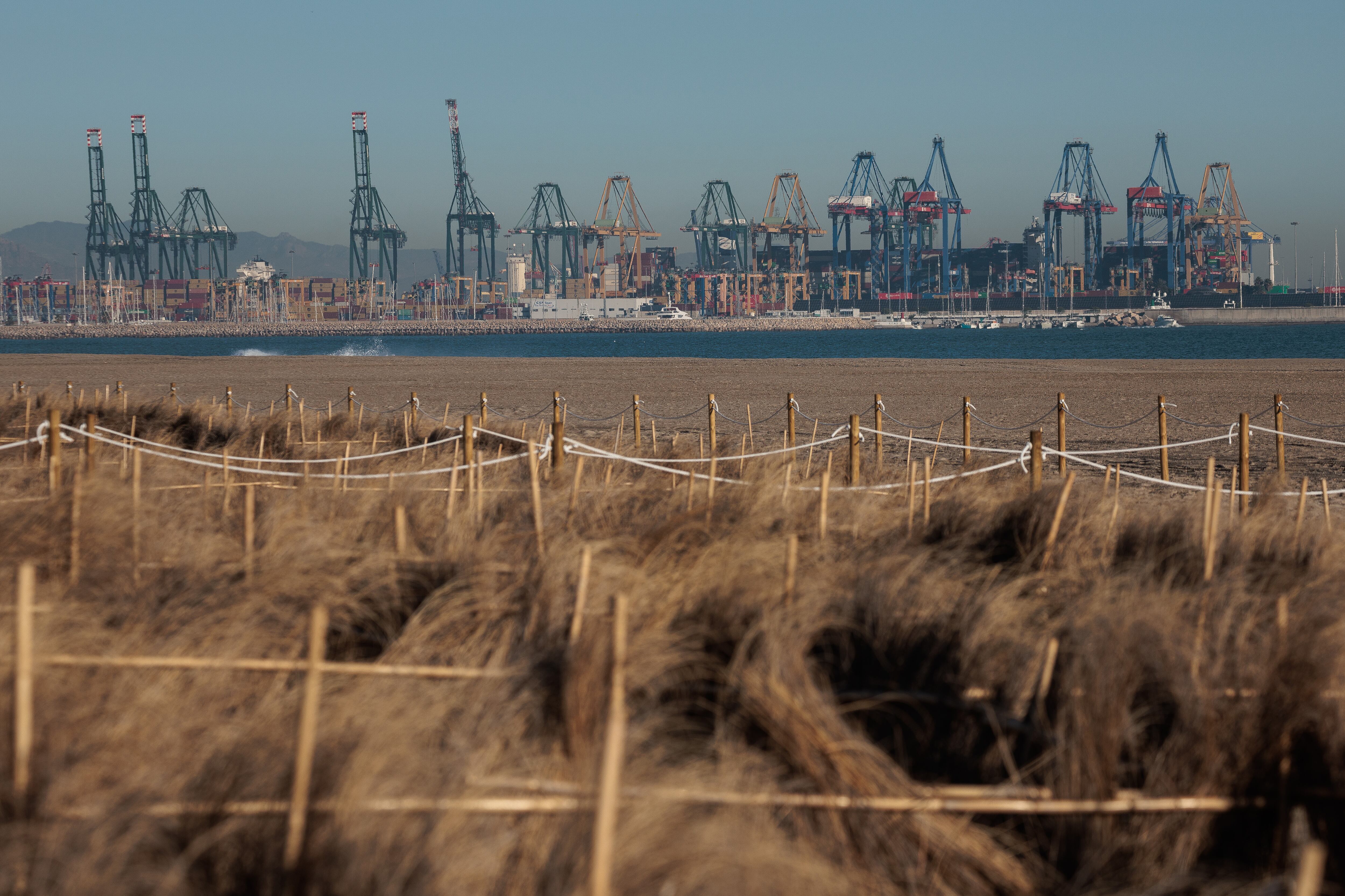 Un tribunal suspende cautelarmente la adjudicación de las obras de la ampliación norte del Puerto de Valencia