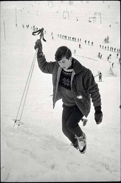 Arriba, el príncipe Carlos de Inglaterra en la estación de esquí de Malbun.