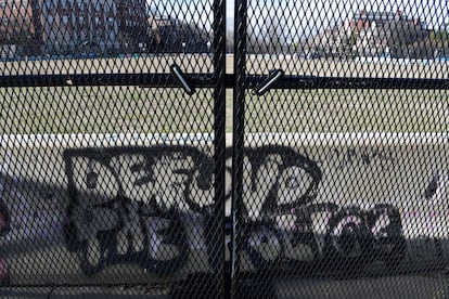 Pintada que pide la reforma policial a base de retirarles fondos públicos (Defund the Police), en la plaza donde una vez se erigió el monumento al general Robert E. Lee. 