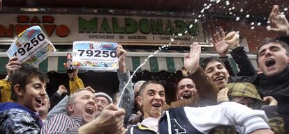 Varias personas celebrando un premio de la loter&iacute;a de Navidad.