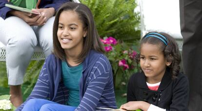 Malia y, a la derecha, Sasha Obama, en los jardines de la Casa Blanca en abril de 2009.
