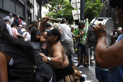 Grupos sindicales se enfrentan luego del acto de la CGT en Buenos Aires.