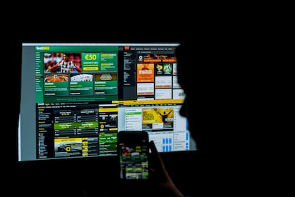 Un joven mira varias páginas web de apuestas virtuales en 2019 en Sevilla.