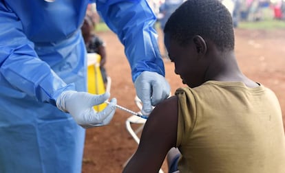 Un enfermero vacuna a un chico en Kivu del Norte (Congo). 
