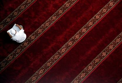 Un hombre musulmán lee el Corán dentro de una mezquita durante el mes del Ramadán en Yakarta (Indonesia).