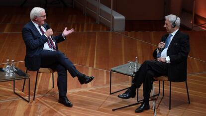 El escritor Mario Vargas Llosa (derecha) y el presidente alemán Frank-Walter Steinmeier, hoy, en Berlín, durante su charla en el festival.