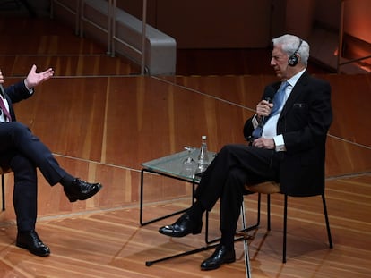 El escritor Mario Vargas Llosa (derecha) y el presidente alemán Frank-Walter Steinmeier, hoy, en Berlín, durante su charla en el festival.
