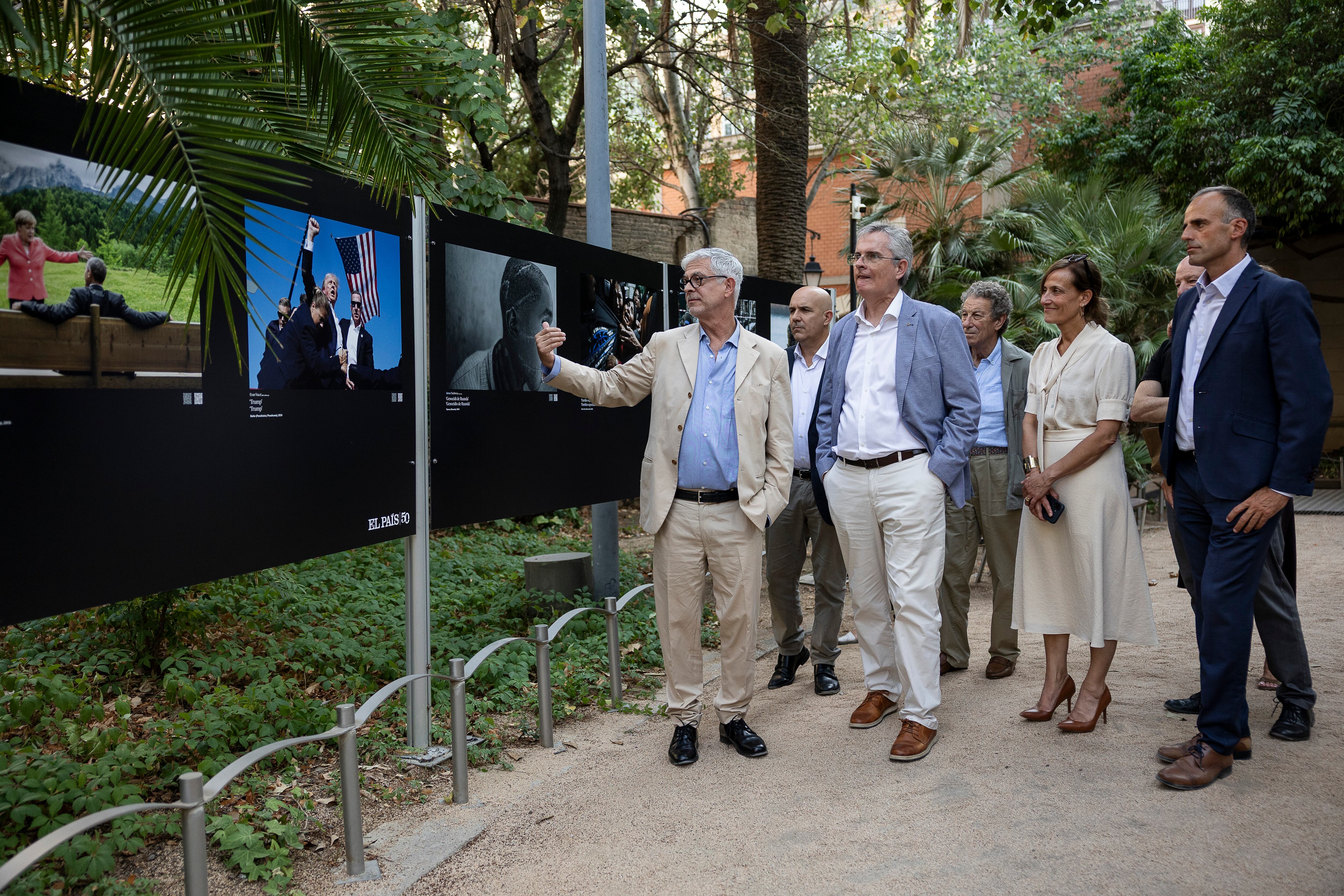 Visita inaugural a la exposición 'Momentos' en los jardines del Palau Robert de Barcelona.