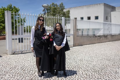 Las estudiantes Ana Nunes (a la derecha) y Dania Raposo, junto a los centros del Instituto Politécnico de Beja.