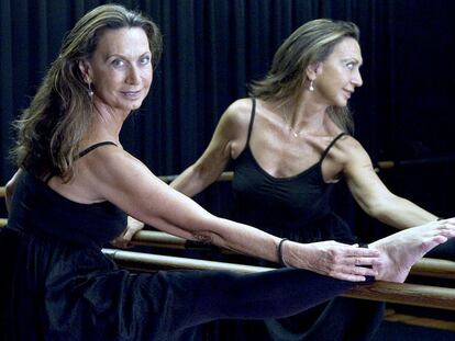 La escritora Nuria Amat, amante del ballet, en la escuela de danza de Coco Comin en Barcelona.