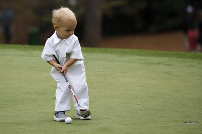 El hijo del golfista Ryan Moore juega en el green de Augusta, el 4 de abril de 2018.