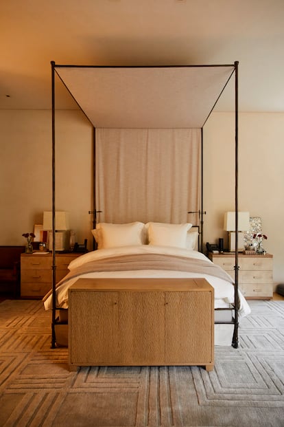 La habitación de Smith y Costos está tapizada en telas de Rose Tarlow. La cama con dosel es de Jasper, las mesitas de noche están hechas en pergamino y roble y las lámparas son de John Whitmore. 