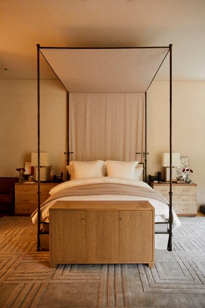 La habitación de Smith y Costos está tapizada en telas de Rose Tarlow. La cama con dosel es de Jasper, las mesitas de noche están hechas en pergamino y roble y las lámparas son de John Whitmore.