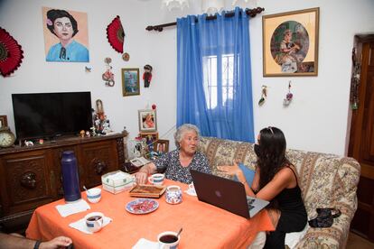 Antonia 'La Española' y la artista Ana Varea, durante una de sus conversaciones en Genalguacil.
