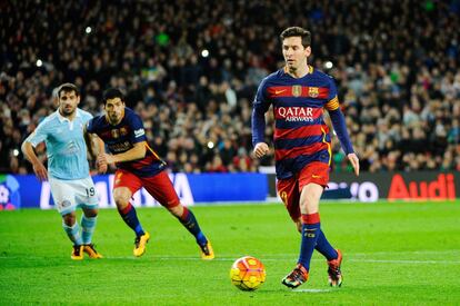Messi lanza el penalty al estilo Cruyff mientras Suarez corre hacia la pelota.