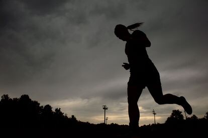 Un miembro de la selección nacional de fútbol femenino francés durante un entrenamiento a las afueras de París, 17 de junio de 2013.