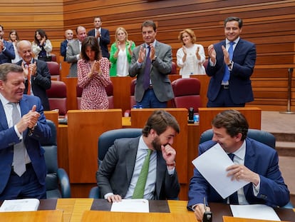 Alfonso Fernández Mañueco (abajo a la derecha) conversaba el 30 de mayo con Juan García-Gallardo mientras la bancada popular aplaudía por los resultados del 28-M, en las Cortes de Castilla y León.