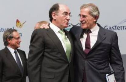 El presidente de Iberdrola, Ignacio Galán (i), y su homólogo de GDF Suez, Gerard Mestrallet, conversan al final de un debate en el que participaron los presidentes y consejeros delegados de las diez grandes empresas europeas del sector energético, en Bruselas (Bélgica).