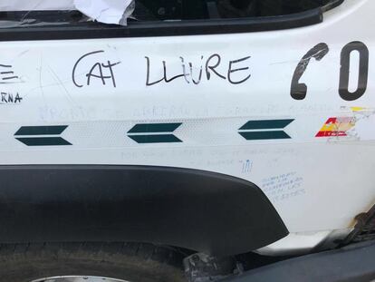 Una pintada sobre un coche de la Guardia Civil donde se puede leer "Cat lliure" (Cataluña libre).