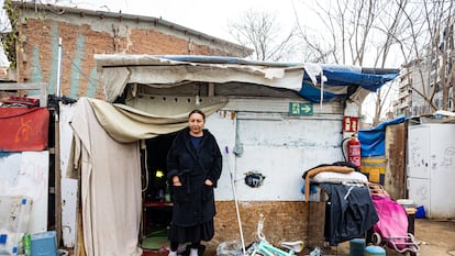 Florina, ante su barraca del asentamiento del barrio de Vallcarca de Barcelona donde viven 30 personas, este martes.