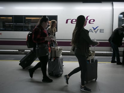 Usuarios del AVE suben a un vagón del tren en la estación de Barcelona Sants.