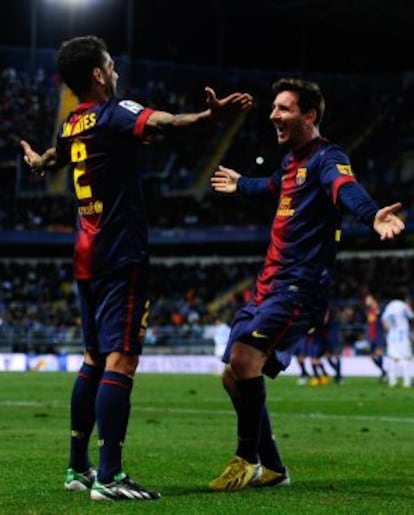 Messi agradece una asistencia a Alves