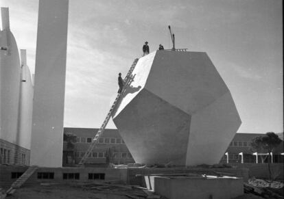 Silo de carbón en forma de dodecaedro diseñado por Eduardo Torroja, en Madrid.