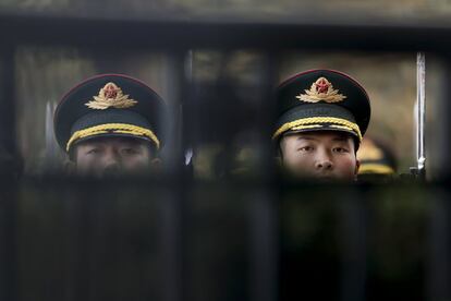 Varios miembros de la Guardia de Honor permanecen junto a una puerta mientras se prepara la ceremonia de bienvenida con motivo de la visita de Patrice Emery, el primer ministro de Santo Tomé y Príncipe en Pekín (China).