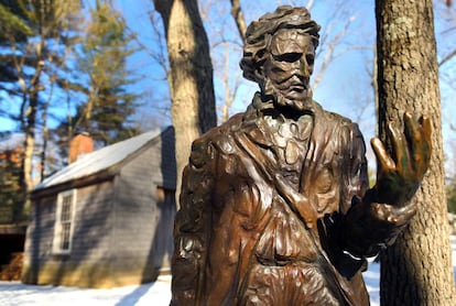 Estatua de Henry David Thoreau junto a una réplica de su cabaña en la reserva de Walden Pond en 2016. 