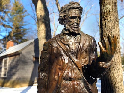 Estatua de Henry David Thoreau junto a una r&eacute;plica de su caba&ntilde;a en la reserva de Walden Pond en 2016.&nbsp;