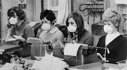 Trabajadoras voluntarias inglesas con mascarillas durante la epidemia de gripe de 1969.