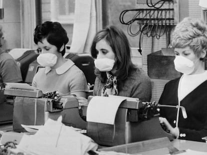 Trabajadoras voluntarias inglesas con mascarillas durante la epidemia de gripe de 1969.