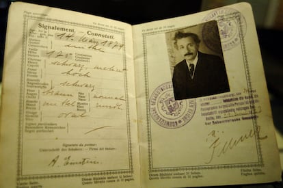 Esta es una foto del pasaporte original de Albert Einstein, exhibido durante una exposición sobre el científico en el museo de Berna, Suiza. El documento está sellado en Suiza, en 1923. En él se pueden leer datos como su fecha de nacimiento o su altura, 1,75 metros. A lo largo de su vida, Einstein tuvo tres nacionalidades. Nació en Alemania, pero a los 16 años renunció a su ciudadanía alemana para evitar el servicio militar e inició entonces los trámites para naturalizarse como suizo. Antes del ascenso del nazismo, se trasladó a Estados Unidos, donde solicitó también la nacionalidad estadounidense, que se le concedió en 1940, a la edad de 61 años.