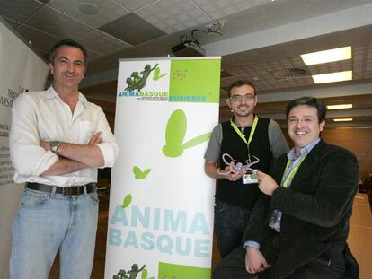 Alberto Gerrikabeitira, de Abra Prod (a la izquierda), ayer con Pau Guillén (centro) y Fernando Díez, de Bitart New Media.