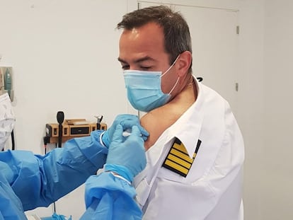 Un tripulante del buque de asalto anfibio Castilla recibe la vacuna de la covid-19.