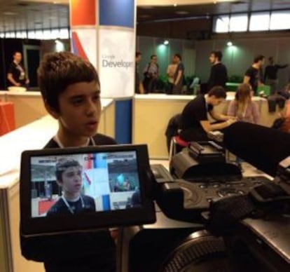 Nikos Adam da una entrevista, en una foto subida a una red social por la cuenta de la Feria Internacional de Tesal&oacute;nica.
