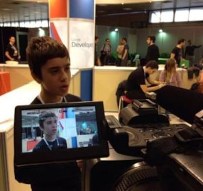 Nikos Adam da una entrevista, en una foto subida a una red social por la cuenta de la Feria Internacional de Tesalónica.