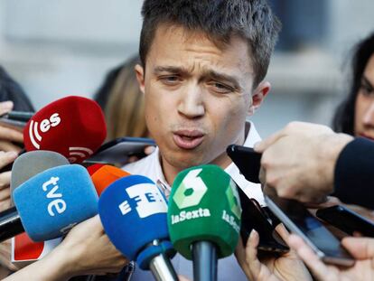 Íñigo Errejón responde a la prensa tras la filtración del acuerdo que proponía Carolina Bescansa. 